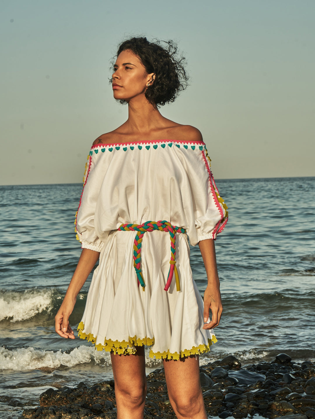 JUNIPER Offshouder Appliqué Dress